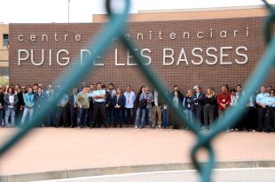 Uns 130 funcionaris fan un minut de silenci del Puig de les Basses per la cuinera morta a Mas d'Enric