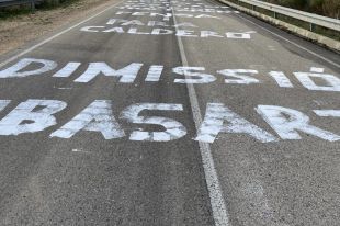 Pinten la carretera d’accés al Puig de les Basses demanant la dimissió d’Ubasart