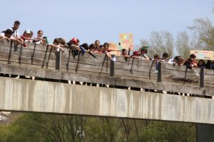 Alumnes d'onze escoles reivindiquen més cabal d'aigua al Ter al seu pas per Girona