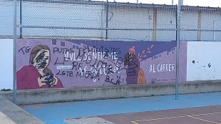 Tornen a atacar un mural feminista a Llagostera amb pintades masclistes