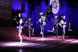 Unes 8.000 persones segueixen la processó de Verges per veure la Dansa de la Mort