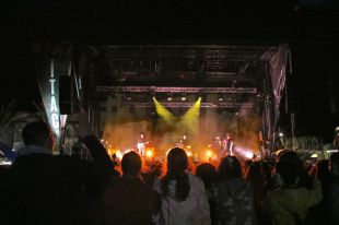 Desenes de persones assisteixen al concert inaugural del festival Ítaca