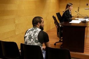 Condemnat per fer tocaments a una menor per sota de la taula d'un bar de Girona
