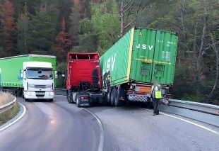 Es desenganxa la tractora d'un camió i talla la GI-555 a Sils