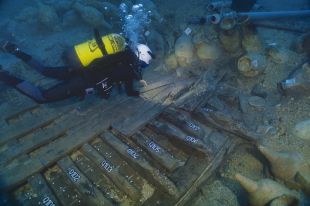 Troben fustes amb inscripcions úniques al vaixell romà del segle I aC enfonsat a les Formigues