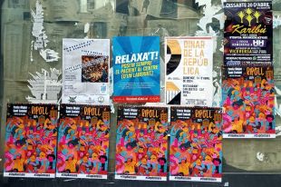 Ripoll protesta contra la censura del cartell de la festa major penjant-lo en carrers i botigues