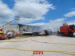 Cremen cinc vehicles, una grua i dos remolcs fora una nau a Borrassà