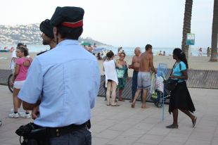 Un dispositiu policial conjunt contra el 'top manta' a Roses acaba amb vuit detinguts