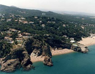 Rescaten un home atrapat en una escletxa entre les roques de la platja del Racó de Begur 