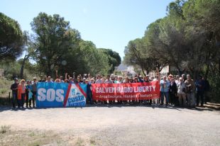 Un centenar de persones reclamen una actuació ''urgent'' a l'antiga Ràdio Liberty de Pals