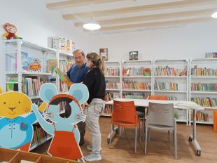 Arbúcies estrena per Sant Jordi nou espai infantil a la biblioteca municipal