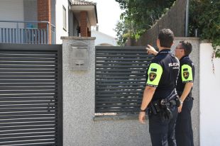 Marxar de vacances mentre la policia et vigila la casa 