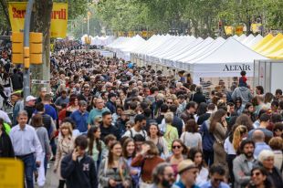 Primer Sant Jordi laborable després de la pandèmia: 7 milions de roses i 1,9 milions de llibres