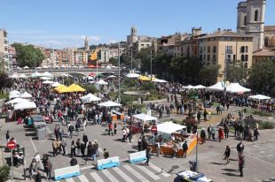 Roses i llibres tornen a omplir amb centenars de visitants el Barri Vell de Girona per Sant Jordi