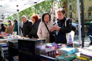Més d'un centenar de parades tornen a omplir la Rambla de Figueres de llibres i roses per Sant Jordi