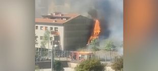 Cremen dues façanes d'un bloc de quatre plantes a Palafrugell