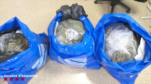 Detingut en topar contra una casa a Vilabertran amb el cotxe on duia 110.000 euros en droga