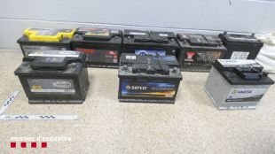 Dos detinguts per robar bateries de cotxes aparcats a Figueres