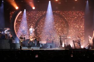 Oques Grasses inicia la gira de presentació del nou disc amb un concert ple a vessar a Girona