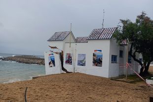 El temporal ensorra part de l'edifici que acull l'Escola de Vela de Platja d'Aro