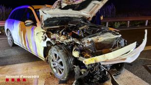 Condueix quadruplicant la taxa d'alcohol i xoca contra un autobús a Figueres 