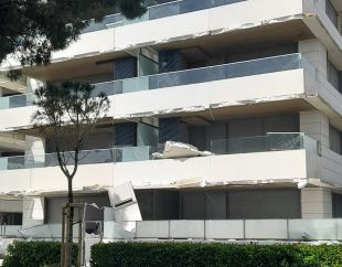 Una desena d'apartaments de luxe malmesos a Platja d'Aro per un despreniment de cornisa