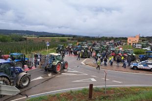 Un centenar de tractors tallen la C-66 a la Pera per protestar contra la gestió de la sequera