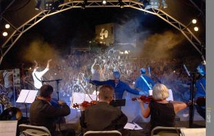 Un Lax'N'Busto simfònic omple el recinte del festival de Cadaqués 