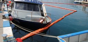 Es manté la prealerta per la fuita de gasoil del vaixell enfonsat al port de Sant Feliu de Guíxols 