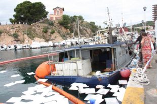 Un vaixell pesquer s'enfonsa al port de Sant Feliu de Guíxols i vessa 2.000 litres de combustible 