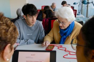 Estudiants d'ESO ensenyen a persones grans de Camprodon com utilitzar les noves tecnologies