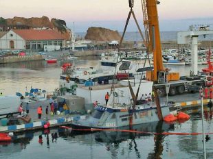 Retiren l'última balisa per controlar el fuel vessat al port de Sant Feliu de Guíxols 