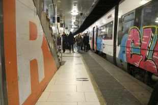 Un robatori de coure afecta el servei de Rodalies i molts trens no arriben a Barcelona