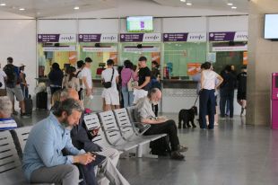 Centenars de viatgers es queden atrapats a Girona per l'aturada del servei de Rodalies