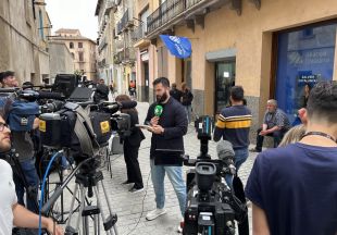 Aliança Catalana impedeix els mitjans entrar a la seva seu electoral i deixa els periodistes al carrer