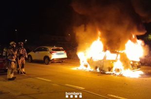 Dos vehicles afectats en un incendi de matinada a Vilatenim