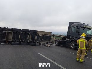 Un camió bolcat talla completament l'AP-7 a Sant Julià de Ramis en sentit França