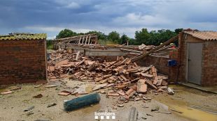 Una tempesta fa caure el corral d'una granja a Masarac i deixa uns 400 porcs morts o ferits