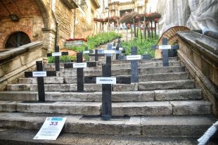 Acció de protesta contra l'obertura d'una botiga de bicicletes a l'antic Odèon de Girona