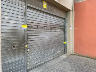 Banyoles precinta i tapia tres aparcaments comunitaris per evitar ocupacions delictives