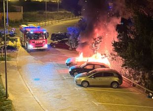 Un incendi de matinada deixa un cotxe completament calcinat a Figueres