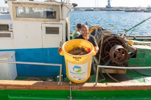 Els pescadors gironins retiren més de 45.000 litres de brossa marina el 2024