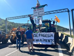 Els pagesos reactiven les protestes i ja tallen els principals passos fronterers amb França