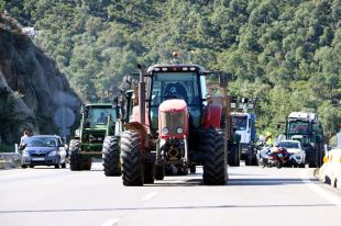 Els transportistes afirmen que els talls dels pagesos causen un ''greuge evident'' al sector