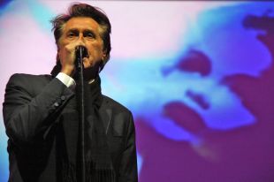 Bryan Ferry, un gran seductor acompanyat de dotze músics i ballarines a la Porta Ferrada 