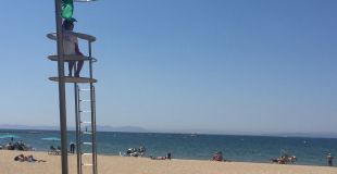 Roses amplia un mes el servei de socorrisme a les platges invertint 71.000 euros addicionals