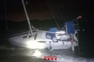 Un veler embarranca a Colera i els tripulants escapen amb una llanxa