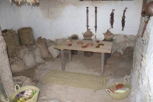 Recreen una casa del poblat ibèric del Turó Rodó de Lloret de Mar