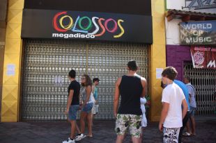 Apunyalen a un jove de 25 anys davant una discoteca a Lloret de Mar
