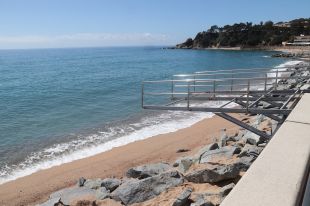 Lloret de Mar comença la recol·locació de sorra a la platja després dels últims temporals